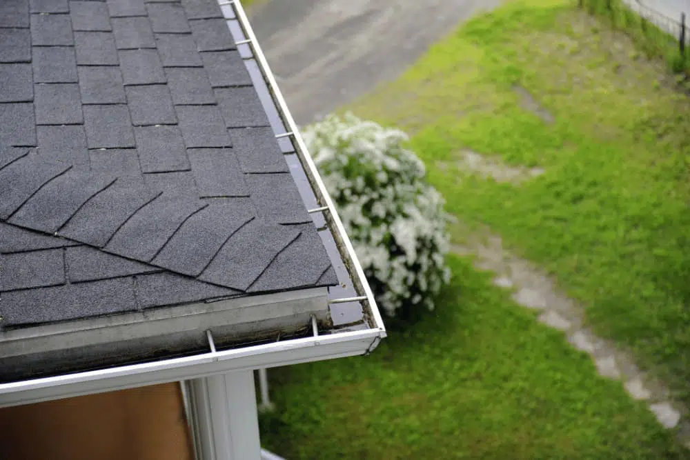 Gouttières d'une maison nettoyer et propres